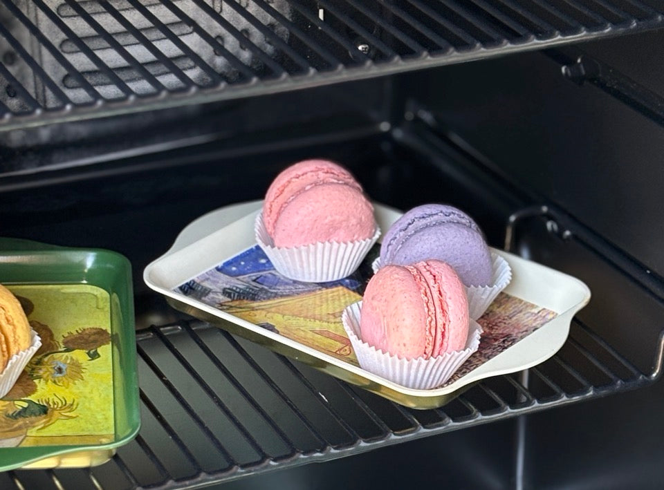 Šķūnis kafejnīcā makarūni, kūkas un citi našķi