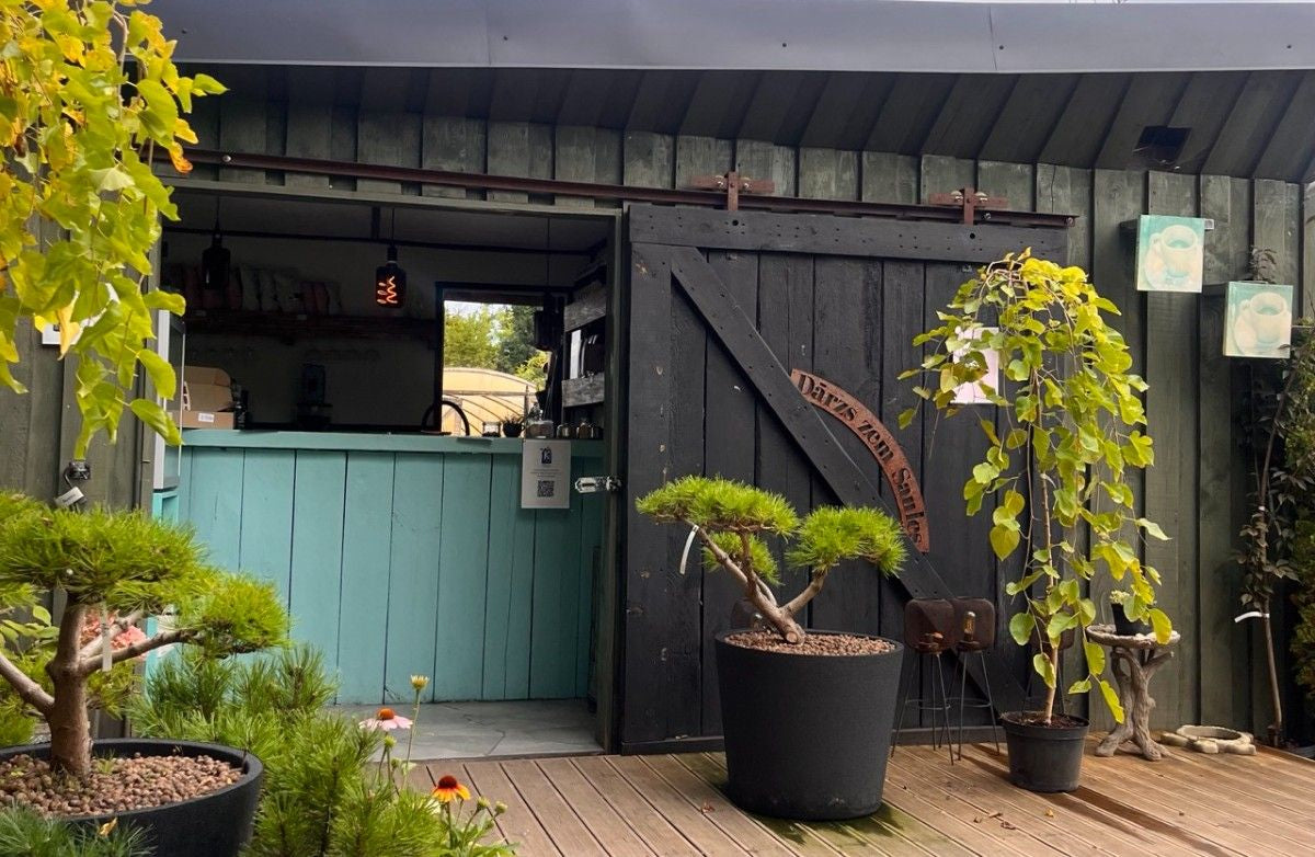 Šķūnis Cafe kafejnīca atrodas dārzniecībā 'Dārzs zem Saules'